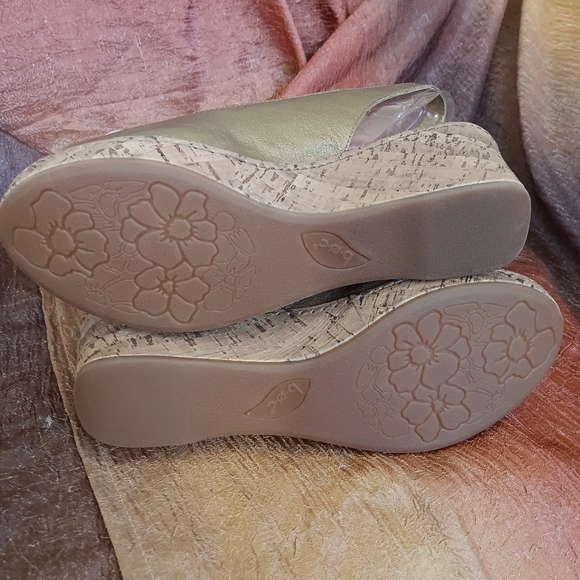 B. O. C. "Blossom" Metallic Slingback Sandal - Picture 5 of 6